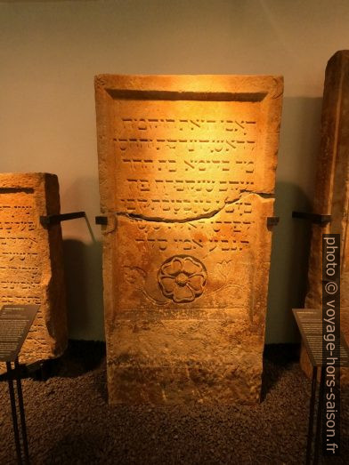 Une pierre tombale dans le musée juif SchUM. Photo © André M. Winter