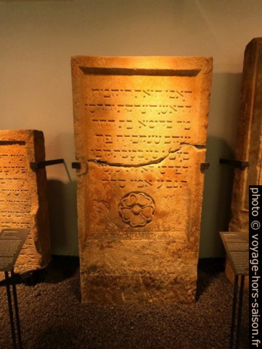 Une pierre tombale dans le musée juif SchUM. Photo © André M. Winter