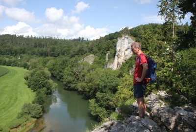 André sur un rocher au bord du Danube. Photo © Alex Medwedeff