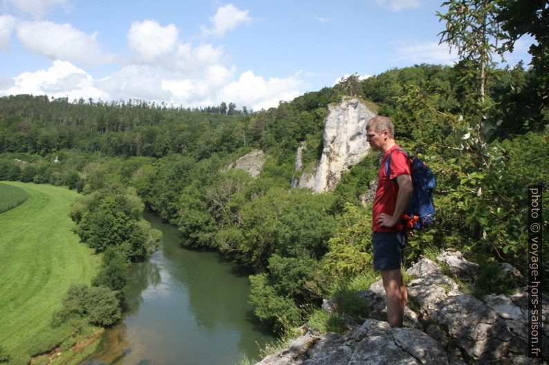 André sur un rocher au bord du Danube. Photo © Alex Medwedeff