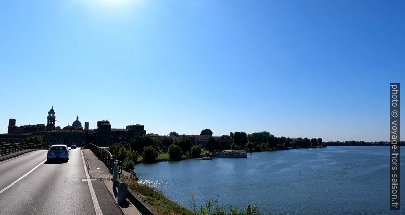 Le Pont de San Giorgio pour entrer à Mantoue. Photo © André M. Winter