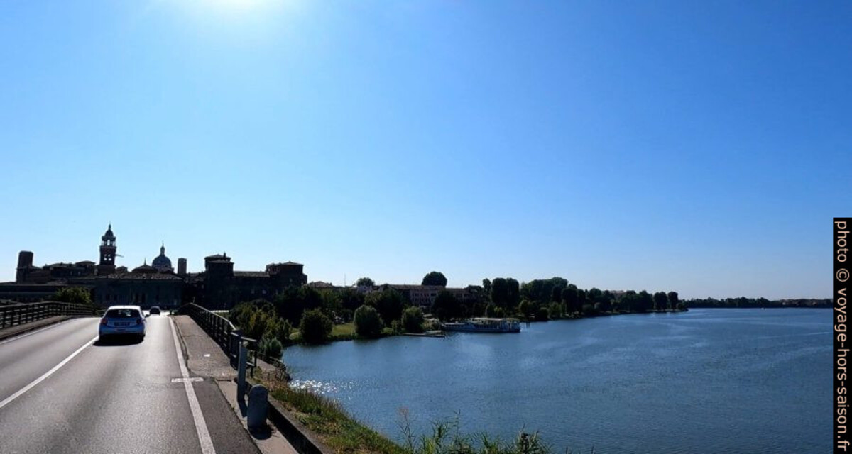 Le Pont de San Giorgio pour entrer à Mantoue. Photo © André M. Winter