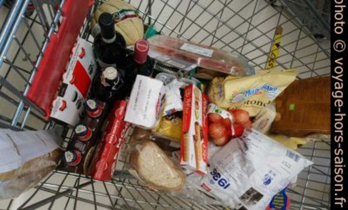 Les premiers achats à Mantoue. Photo © André M. Winter