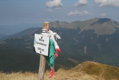 Le poteau marquant le sommet du Cavalbianco. Photo © Alex Medwedeff