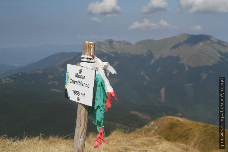 Le poteau marquant le sommet du Cavalbianco. Photo © Alex Medwedeff