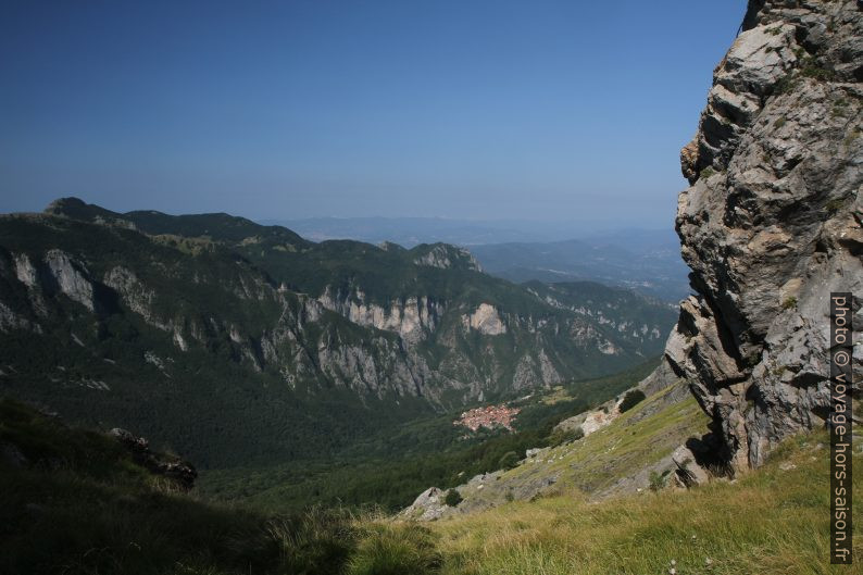 Vue du col Foce di Giovetto vers Vinca. Photo © Alex Medwedeff