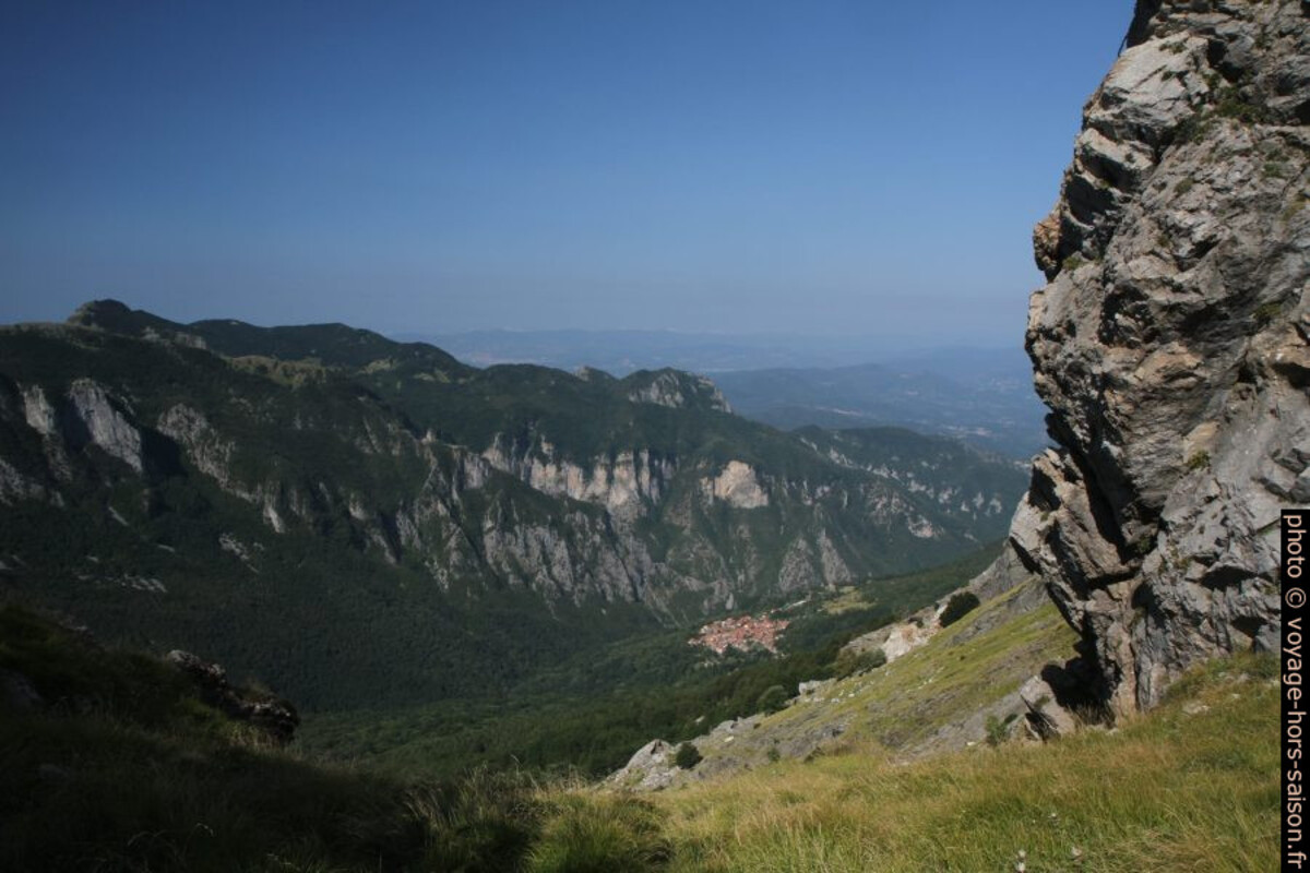 Vue du col Foce di Giovetto vers Vinca. Photo © Alex Medwedeff