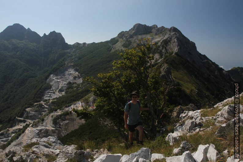 André devant les carrières de marbre de Val Serenaia. Photo © Alex Medwedeff