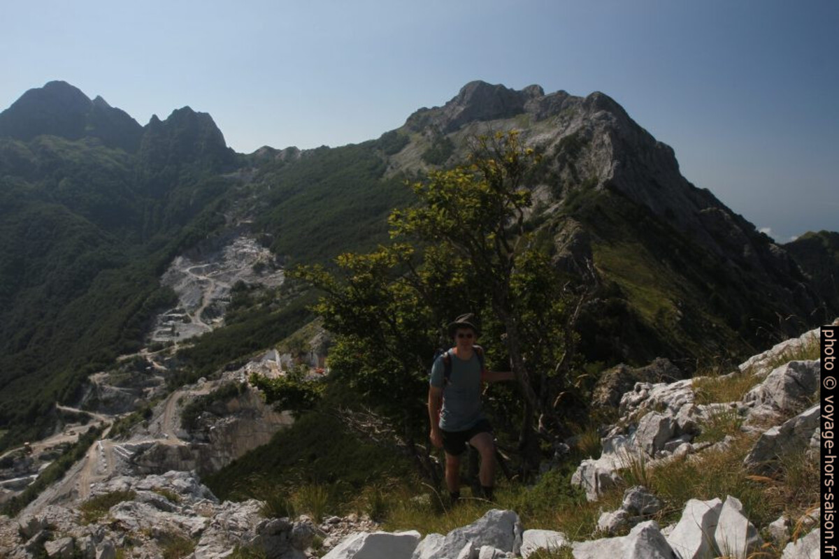 André devant les carrières de marbre de Val Serenaia. Photo © Alex Medwedeff
