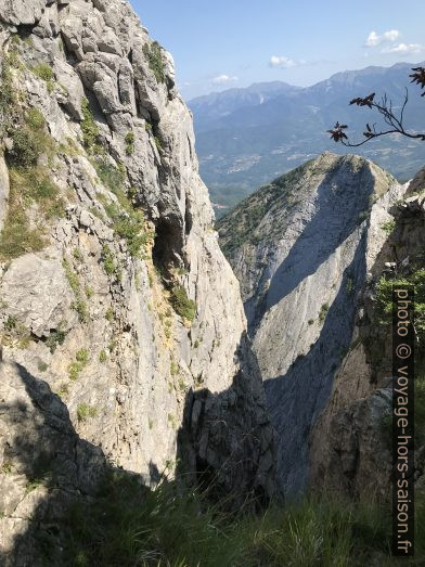 Entaille profonde entre le Torrione et la Cresta di Capradossa. Photo © Alex Medwedeff