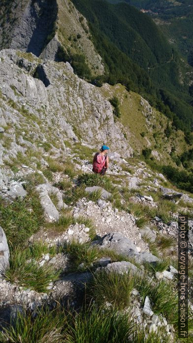 Alex dans la descente au nord du Pico di Capradossa. Photo © André M. Winter