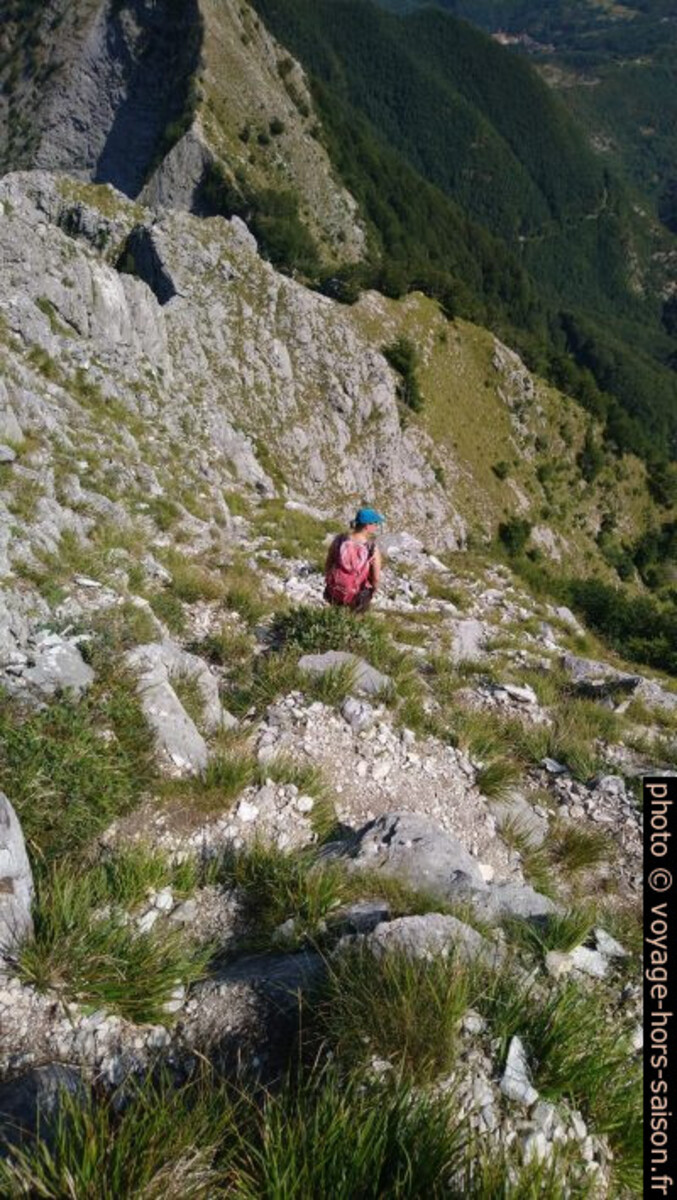 Alex dans la descente au nord du Pico di Capradossa. Photo © André M. Winter