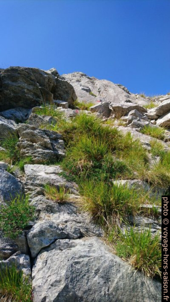 Balises et partie raide au nord du Pico di Caradossa. Photo © André M. Winter