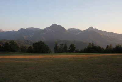 Les Alpes Apuanes vues du Monte Argegna. Photo © Alex Medwedeff