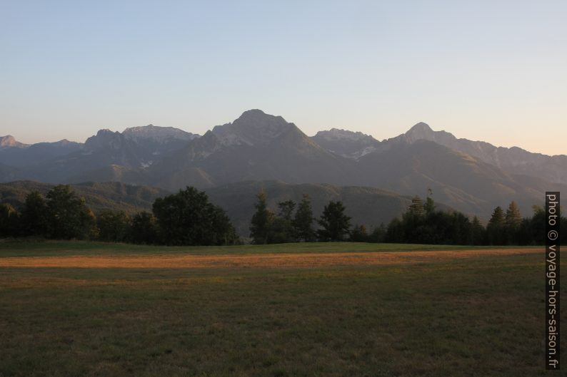 Les Alpes Apuanes vues du Monte Argegna. Photo © Alex Medwedeff