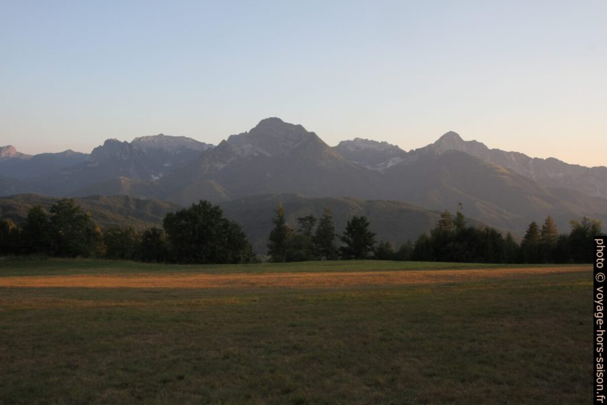Les Alpes Apuanes vues du Monte Argegna. Photo © Alex Medwedeff