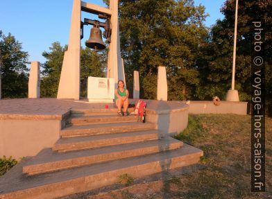 Alex assise sur les marches du monument militaire du Monte Argegna. Photo © André M. Winter