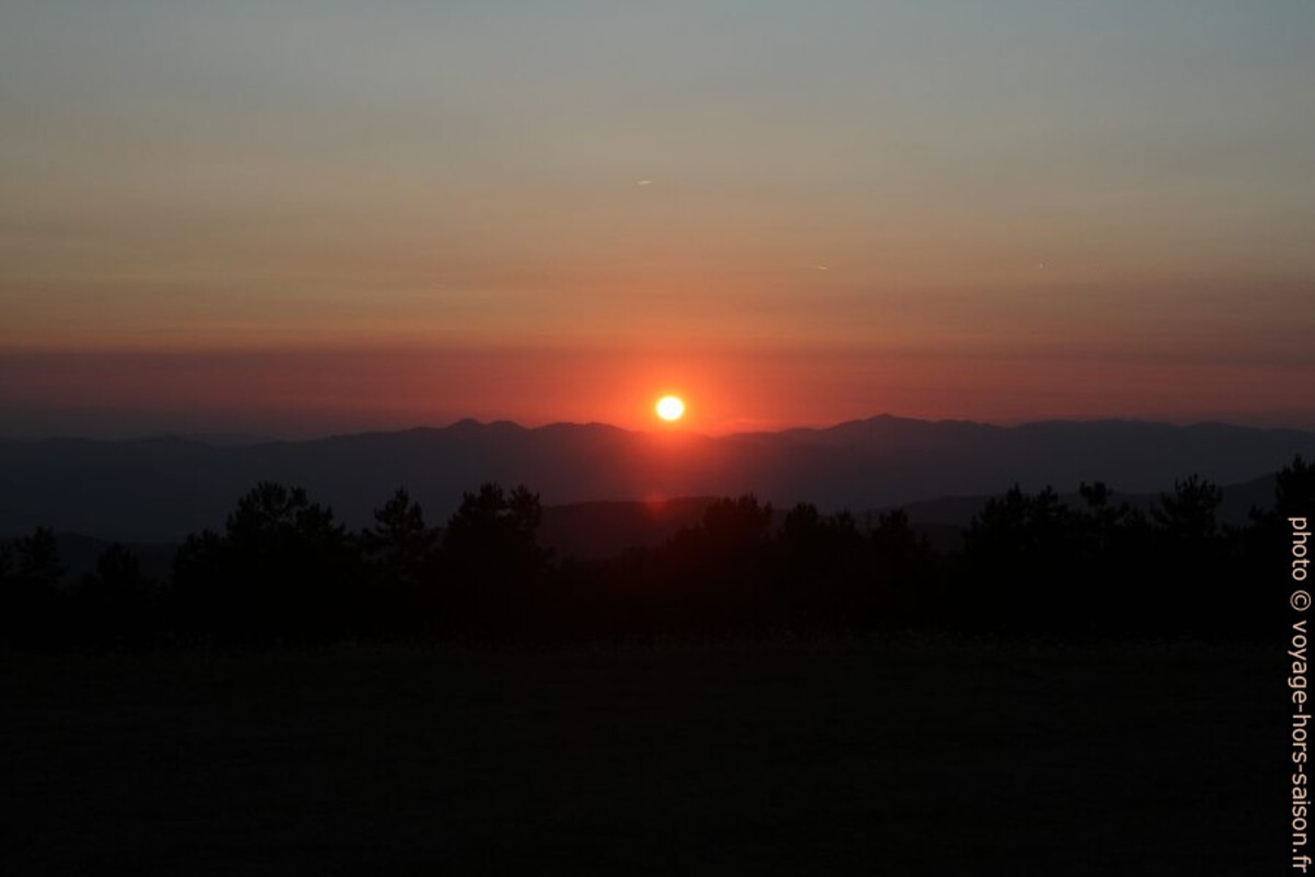 Coucher du soleil au Monte Argegna. Photo © Alex Medwedeff
