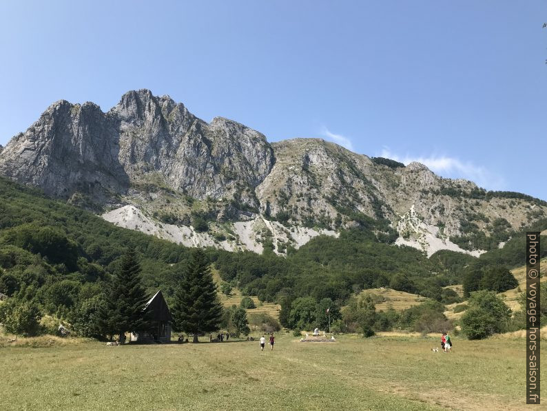 La Roccandagia et le grand pré de Campocatino. Photo © Alex Medwedeff