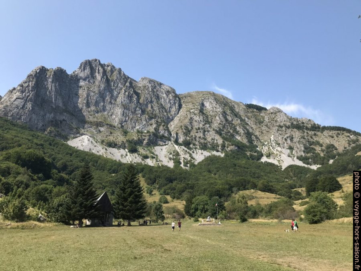 La Roccandagia et le grand pré de Campocatino. Photo © Alex Medwedeff