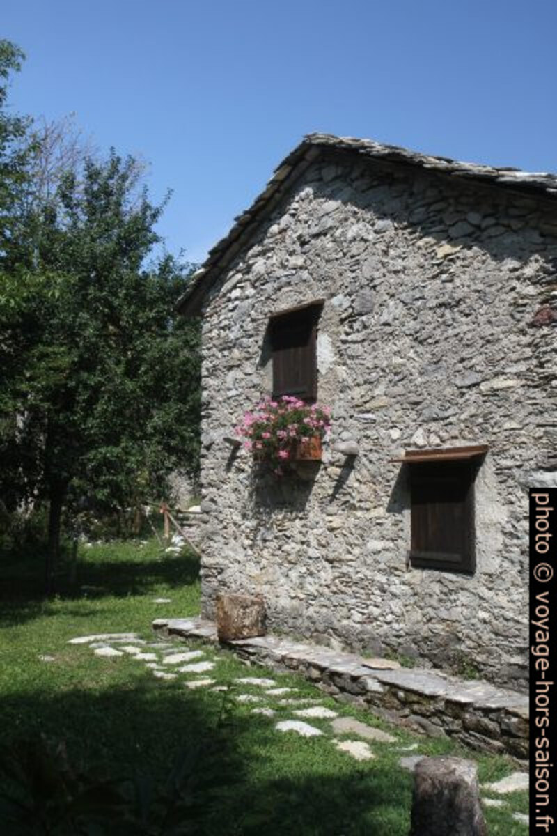 Une maison en pierre de Campocatino. Photo © Alex Medwedeff