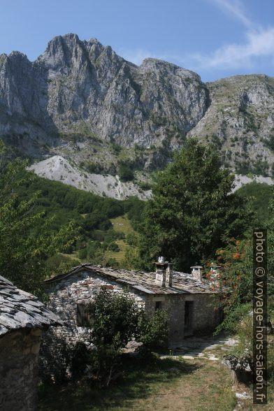 La Roccandagia et des maisons en pierre de Campocatino. Photo © Alex Medwedeff