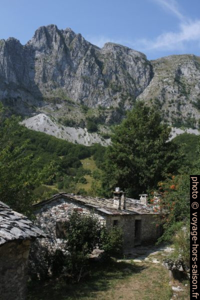 La Roccandagia et des maisons en pierre de Campocatino. Photo © Alex Medwedeff