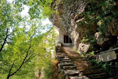 Escalier montant vers la Chapelle de San Viviano. Photo © André M. Winter