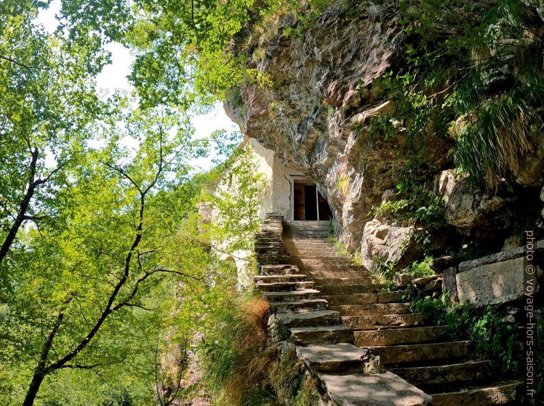 Escalier montant vers la Chapelle de San Viviano. Photo © André M. Winter