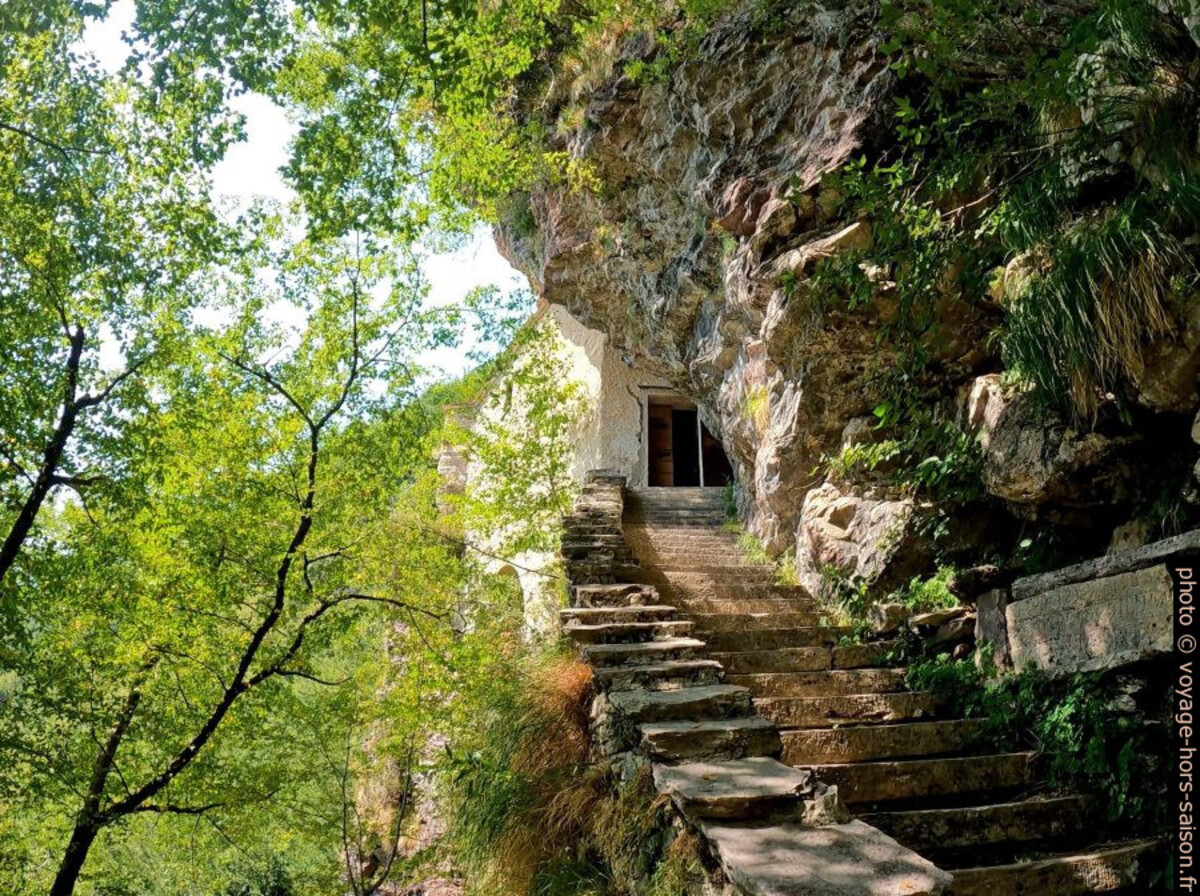 Escalier montant vers la Chapelle de San Viviano. Photo © André M. Winter