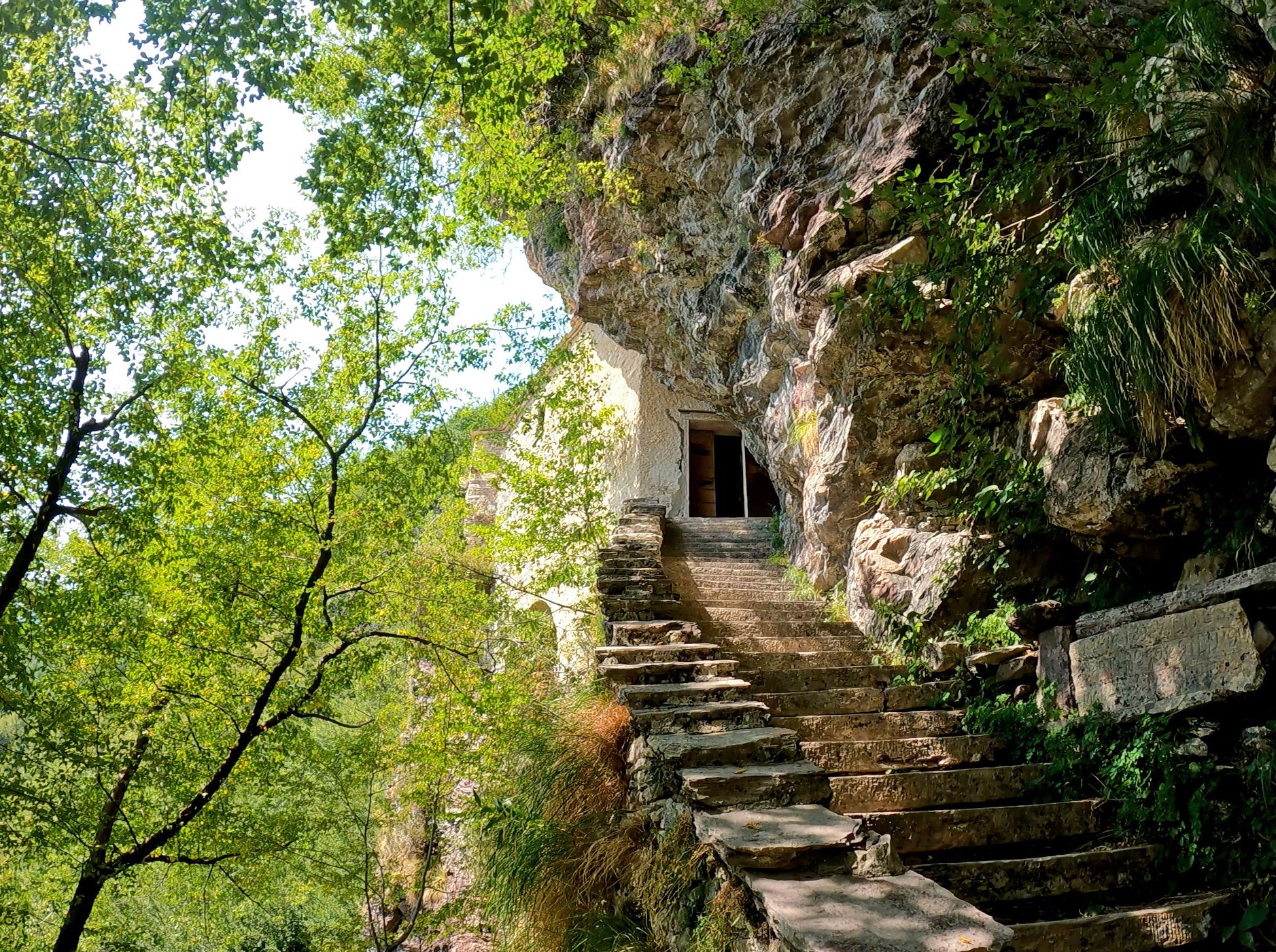Escalier montant vers la Chapelle de San Viviano. Photo © André M. Winter