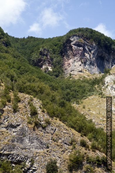 La chapelle de San Viviano dans la falaise. Photo © Alex Medwedeff