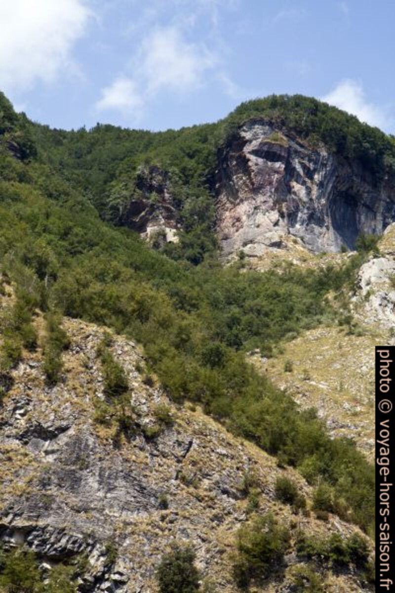 La chapelle de San Viviano dans la falaise. Photo © Alex Medwedeff