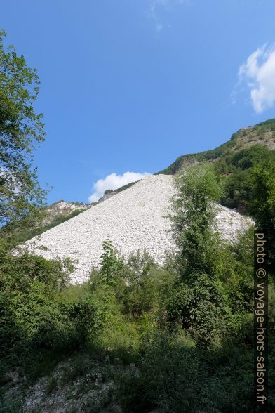 Débris de marbre sous la carrière de Pallerina. Photo © André M. Winter