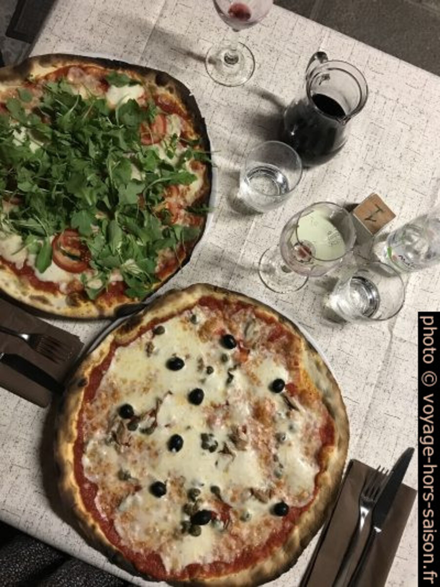 Pizza au Ristorante La Rosa dei Venti. Photo © Alex Medwedeff