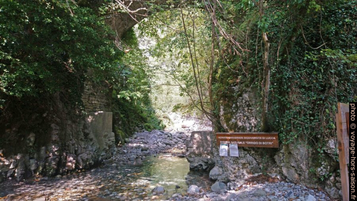 Accès aux gorges Orrido di Botri. Photo © André M. Winter
