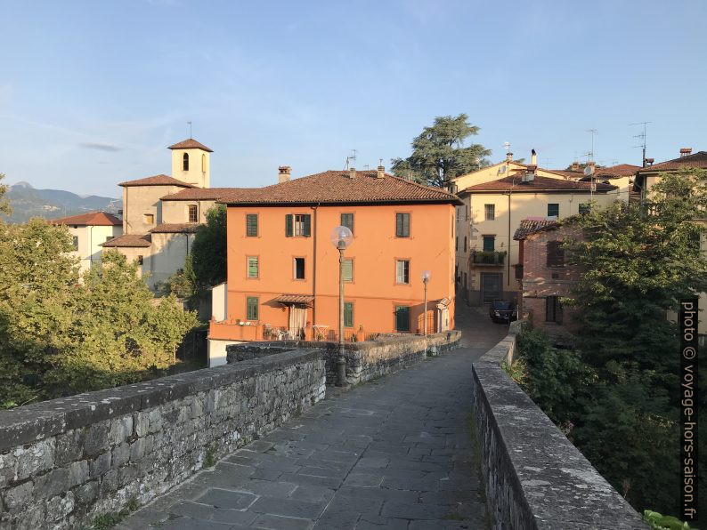 Le Ponte Vecchio pour rejoindre la partie basse de Barga. Photo © Alex Medwedeff