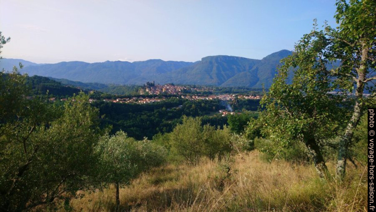 Vue vers Barga . Photo © André M. Winter