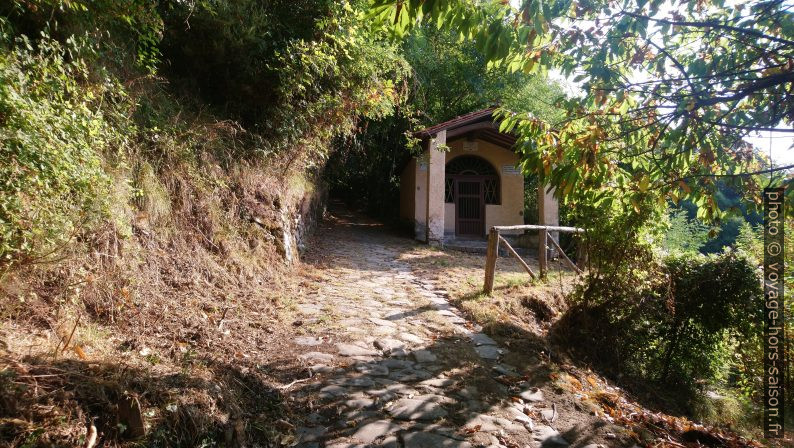 La chapelle San Rocco sous Sommocolonia. Photo © André M. Winter