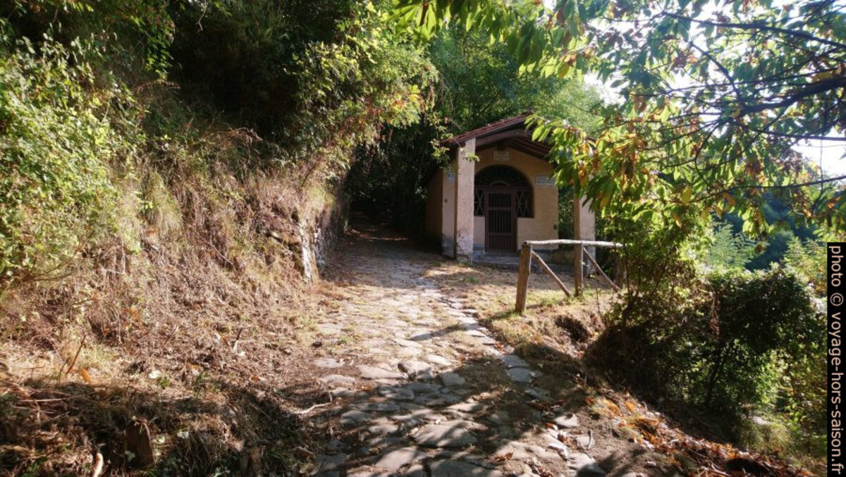 La chapelle San Rocco sous Sommocolonia. Photo © André M. Winter
