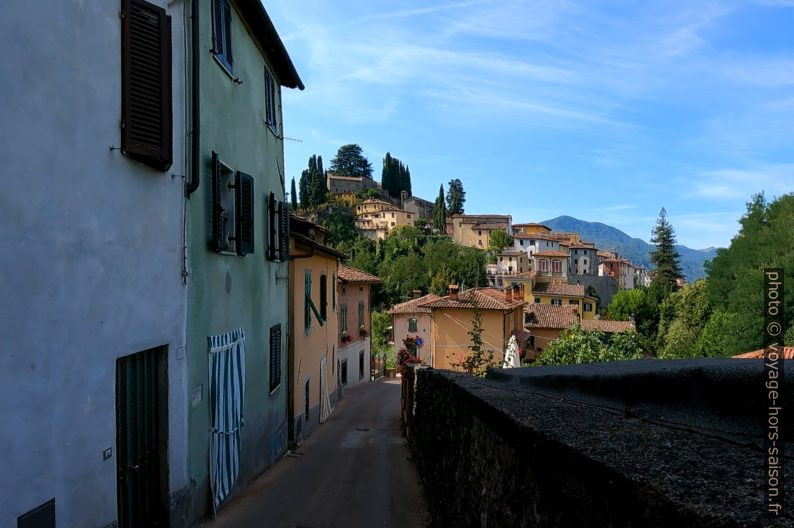 Arrivée à Barga par la Via dell acquedotto. Photo © André M. Winter