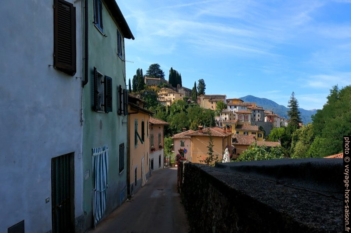 Arrivée à Barga par la Via dell acquedotto. Photo © André M. Winter