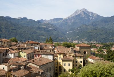 Barga et le panorama des Alpes Apuanes. Photo © Alex Medwedeff