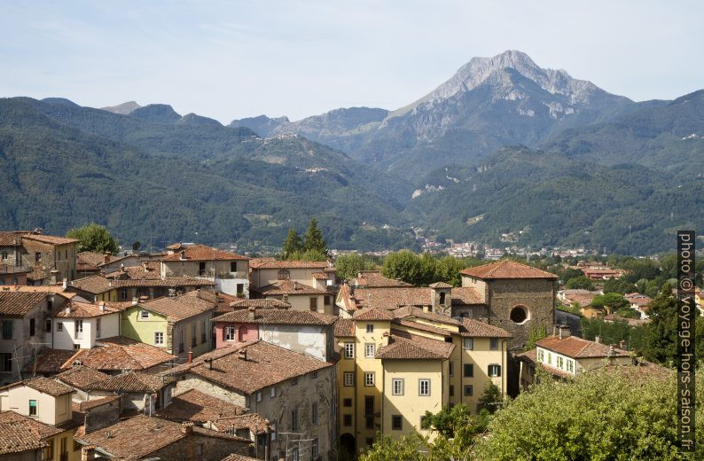 Barga et le panorama des Alpes Apuanes. Photo © Alex Medwedeff