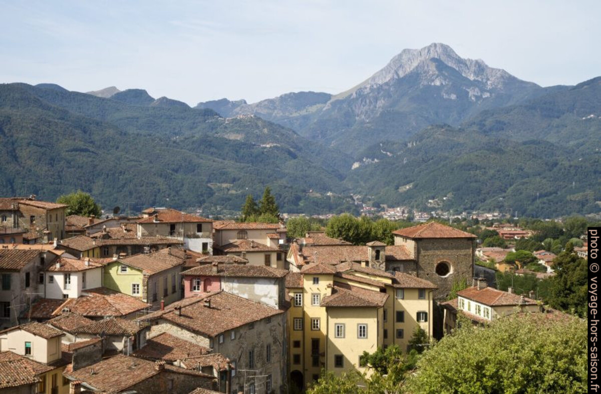 Barga et le panorama des Alpes Apuanes. Photo © Alex Medwedeff