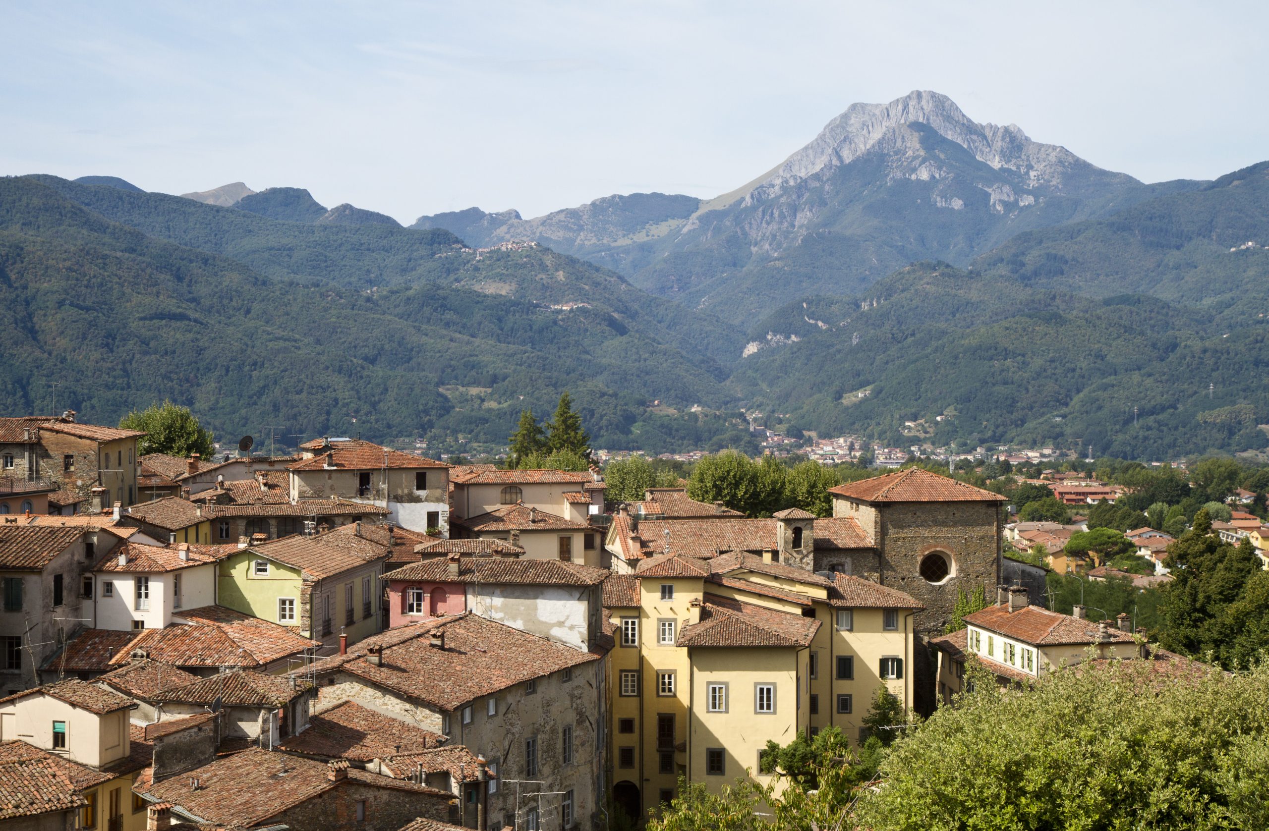 Barga et le panorama des Alpes Apuanes. Photo © Alex Medwedeff