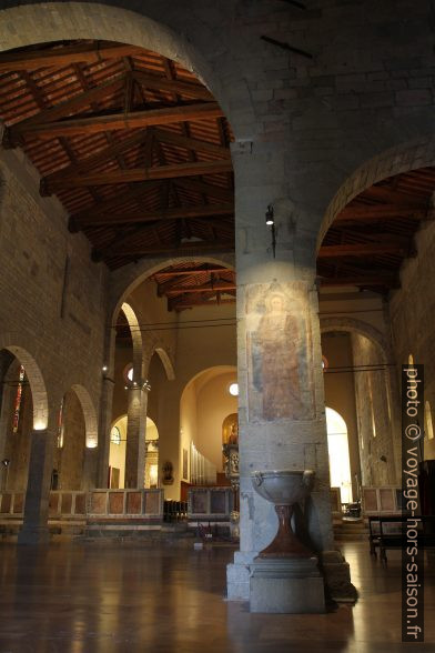 Dans la nef de la cathédrale de Barga. Photo © Alex Medwedeff