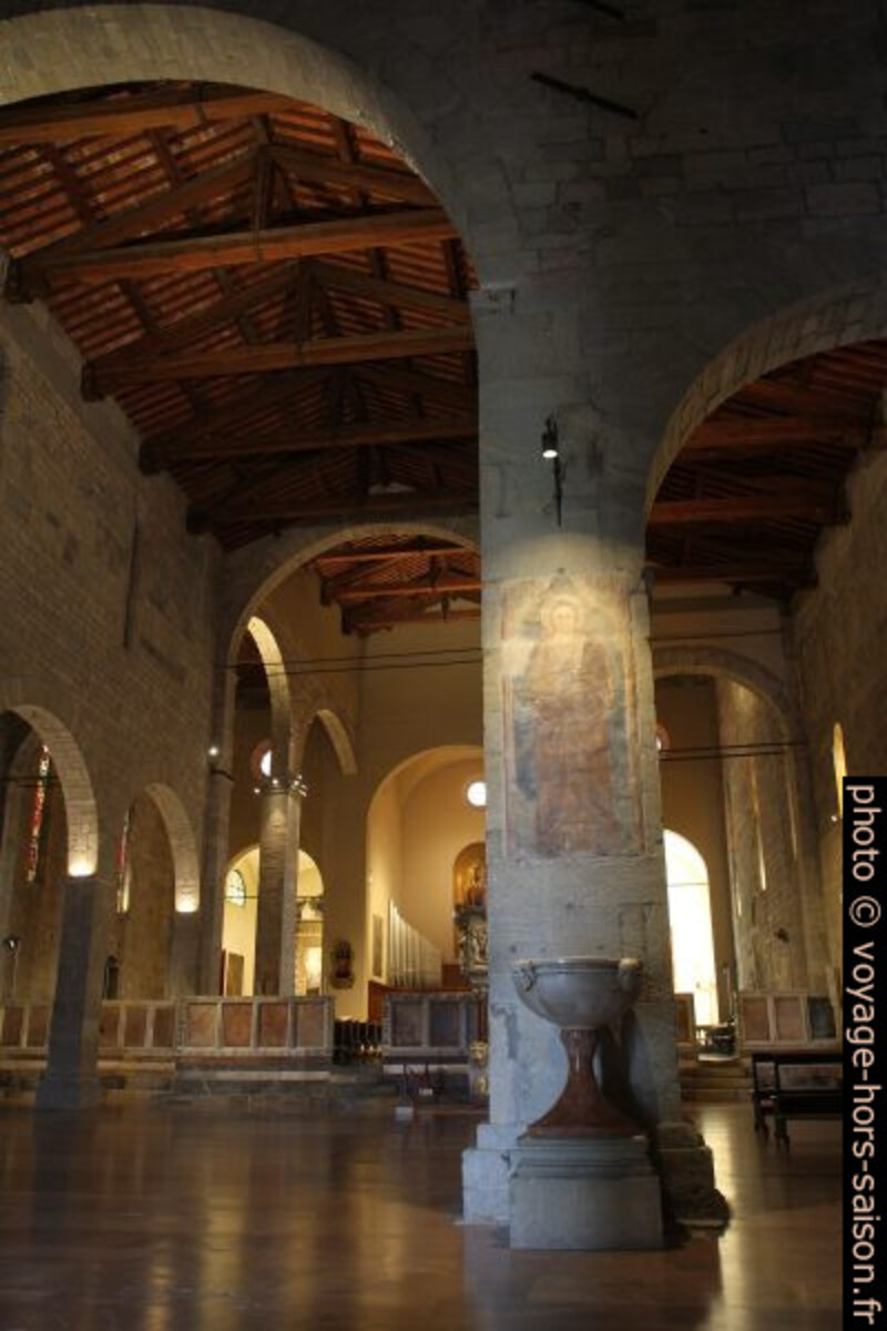 Dans la nef de la cathédrale de Barga. Photo © Alex Medwedeff