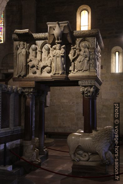 Chaire de marbre de la cathédrale de Barga. Photo © Alex Medwedeff