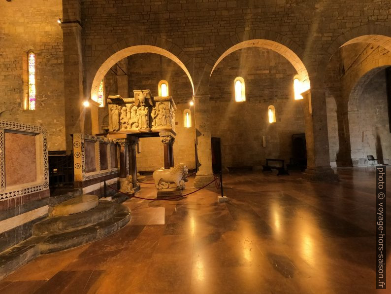 Position de la chaire dans la nef de la cathédrale de Barga. Photo © André M. Winter